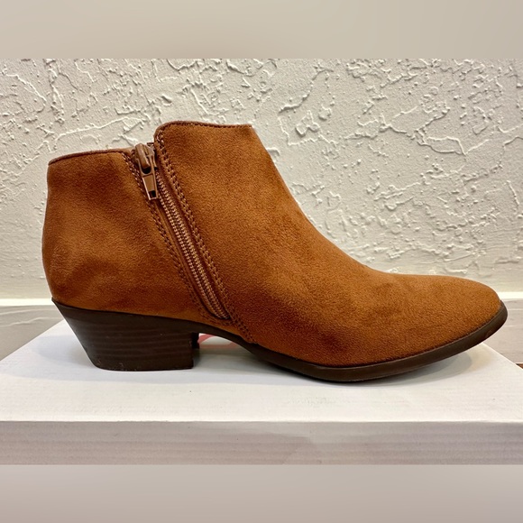 Soda Women's Mug Round Toe Faux Suede Stacked Heel Western Ankle Bootie - Picture 4 of 12